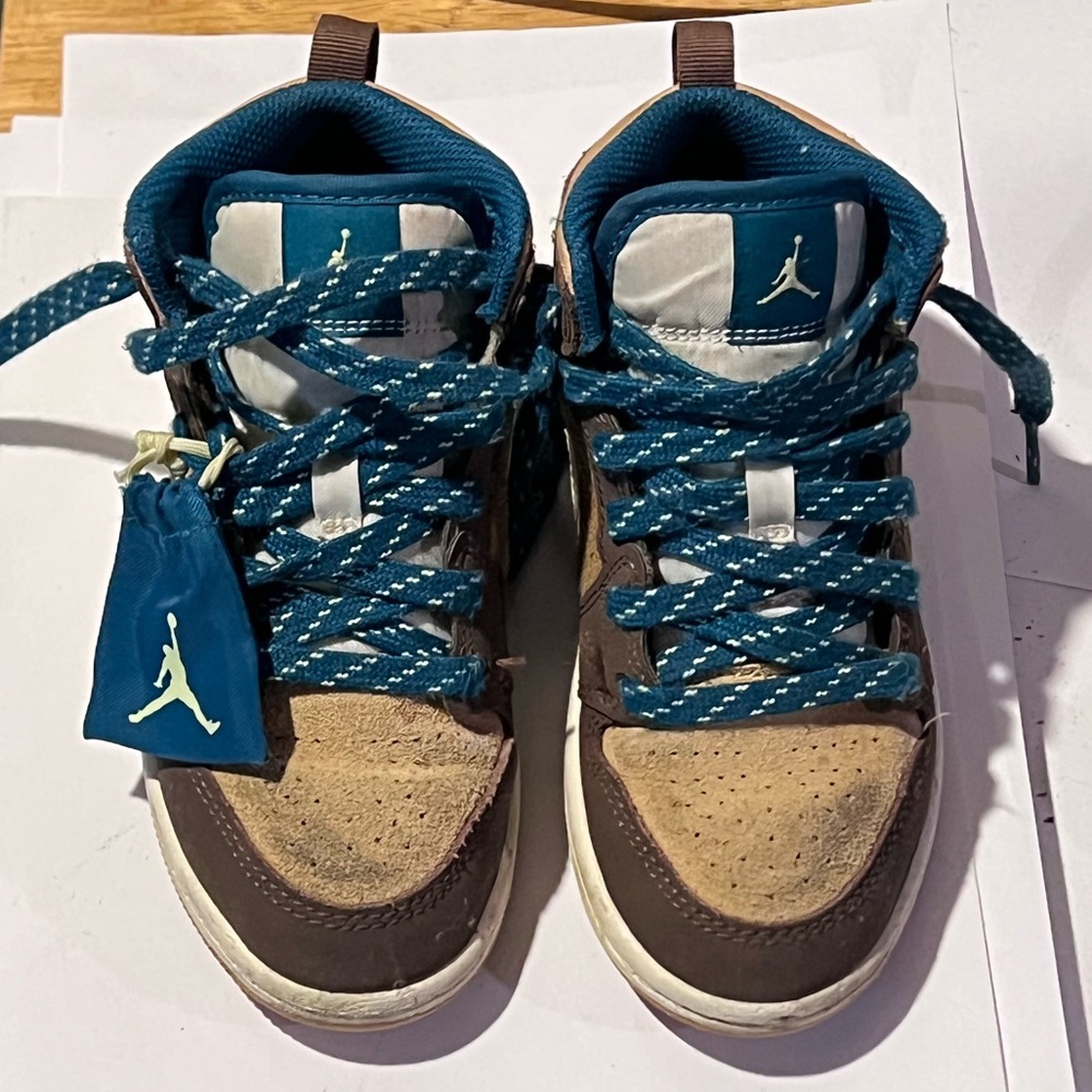 Air Jordan 1 Mid SE 'Cacao Wow'.